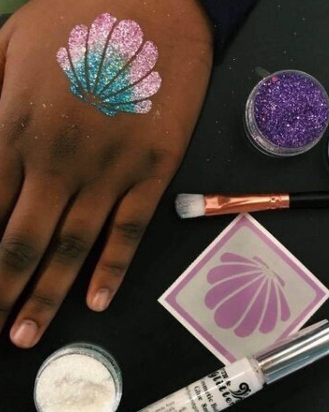 Glittertatuointi lapselle kotona – 5 helppoa vinkkiä onnistuneeseen lopputulokseen