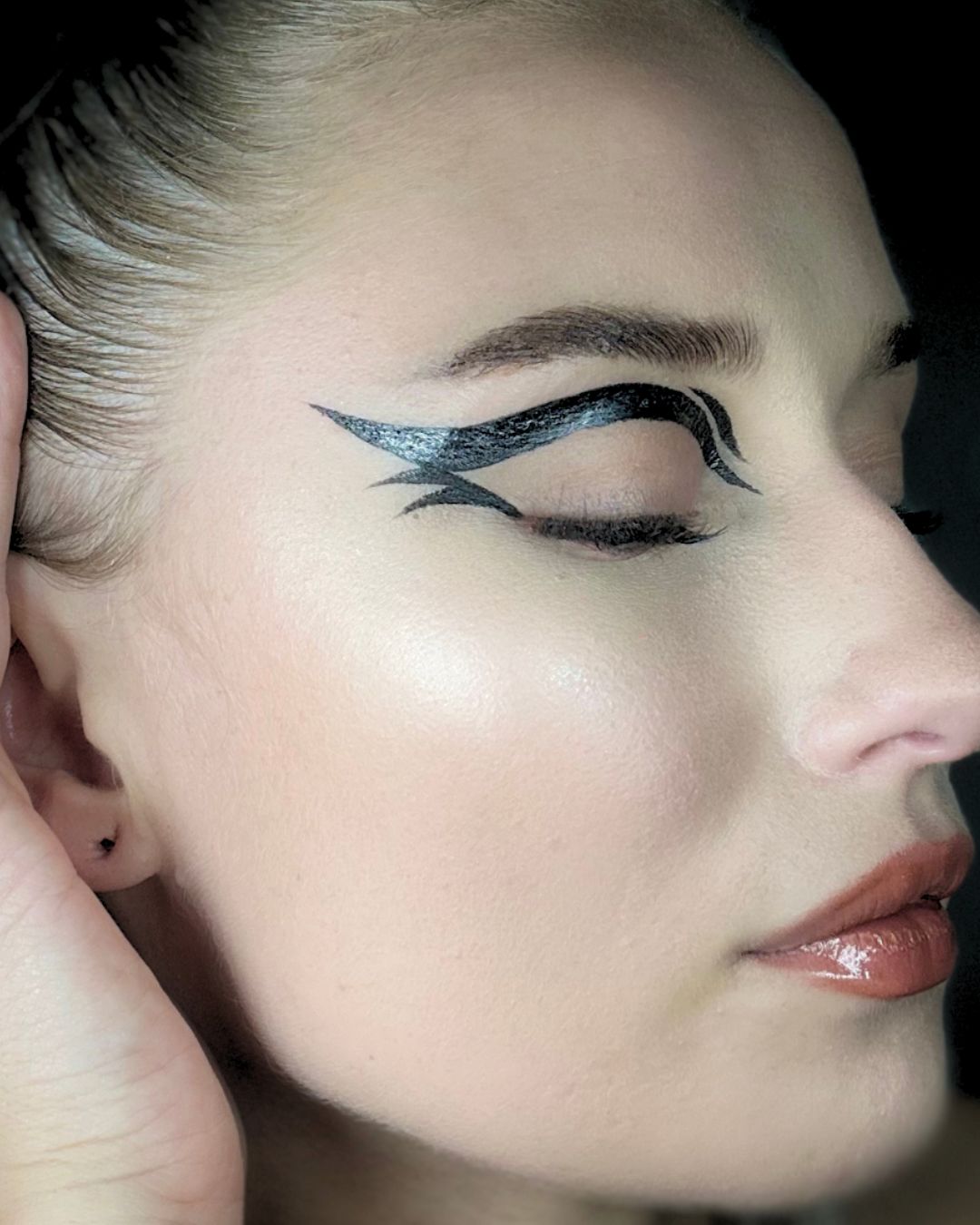 GLITTERNISTI Metallinhohtoinen eyeliner – Classic Black