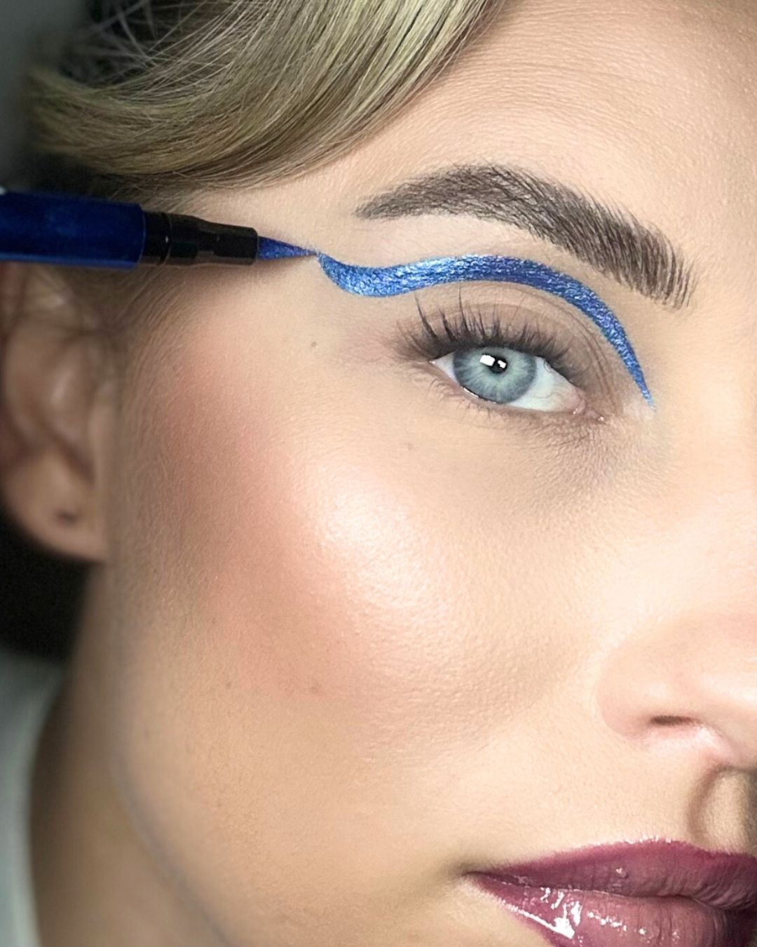 GLITTERNISTI Metallinhohtoinen eyeliner – Sparkly Blue
