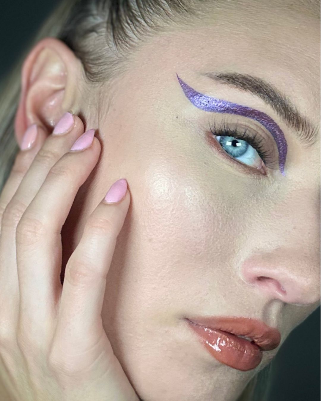 GLITTERNISTI Metallinhohtoinen eyeliner – Shiny Purple