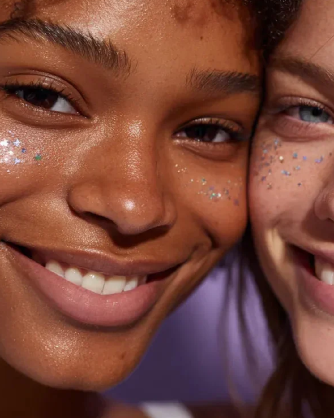 Hopeiset glitterpisamat naisen kasvoilla.